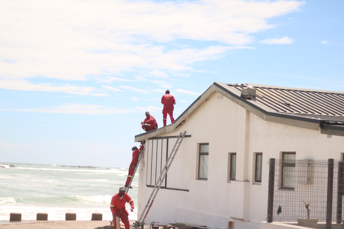 INFI8 Construction crew at work on site